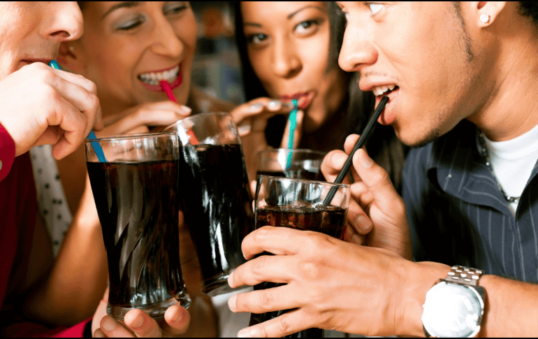 La investigación reafirma lo que muchos expertos en salud ya advertían: el azúcar en forma líquida representa una amenaza silenciosa y subestimada. CANVA