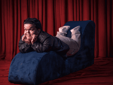 El Jimmy tuvo que tomar decisiones importantes. Hasta hace unos meses mantenía un empleo de oficina, pero en febrero de 2024 se despidió de esa etapa para dedicarse por completo al stand up. CORTESÍA.