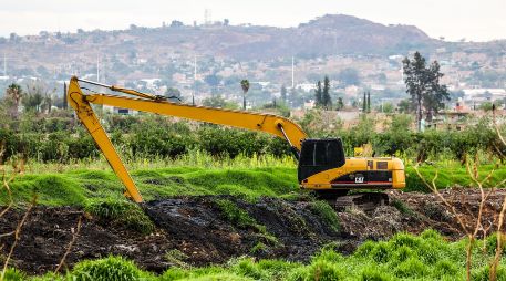 Excavaciones irregulares, construcciones sin permiso y desecho de escombros alrededor de la presa El Ahogado dificultan el saneamiento del río Santiago y crean peligro de inundaciones. EL INFORMADOR/A. Navarro
