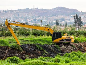 Excavaciones irregulares, construcciones sin permiso y desecho de escombros alrededor de la presa El Ahogado dificultan el saneamiento del río Santiago y crean peligro de inundaciones. EL INFORMADOR/A. Navarro
