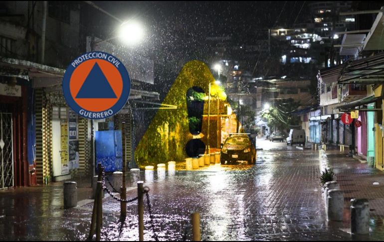 Fotografía de una calle inundada en el balneario de Acapulco en Guerrero. EFE / David Guzmán