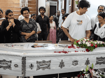 La aeronave se estrelló contra un complejo universitario, causando la muerte de 241 de los 242 pasajeros a bordo, además de un número aún no determinado de personas en tierra. EFE/D. Solanki