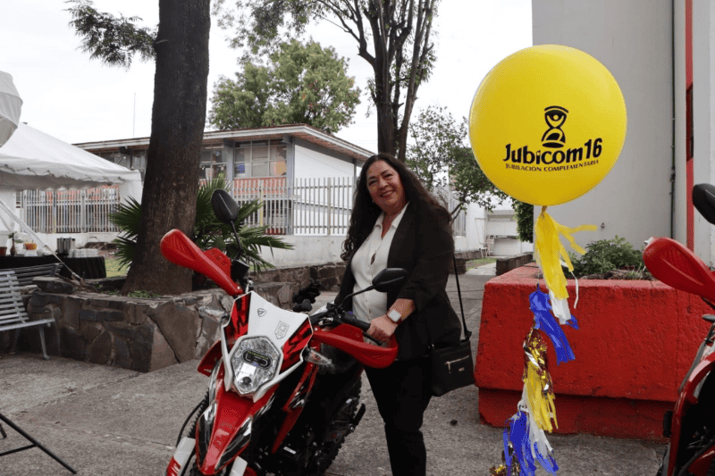  Socia recibiendo su recompensa que consistió en Motocicleta. ESPECIAL