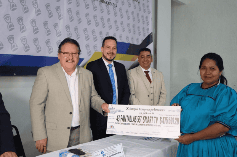  Entrega simbólica a socia. ESPECIAL