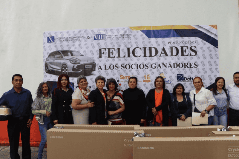 Socios recibiendo su recompensa que consistió en pantallas de 55”. ESPECIAL  