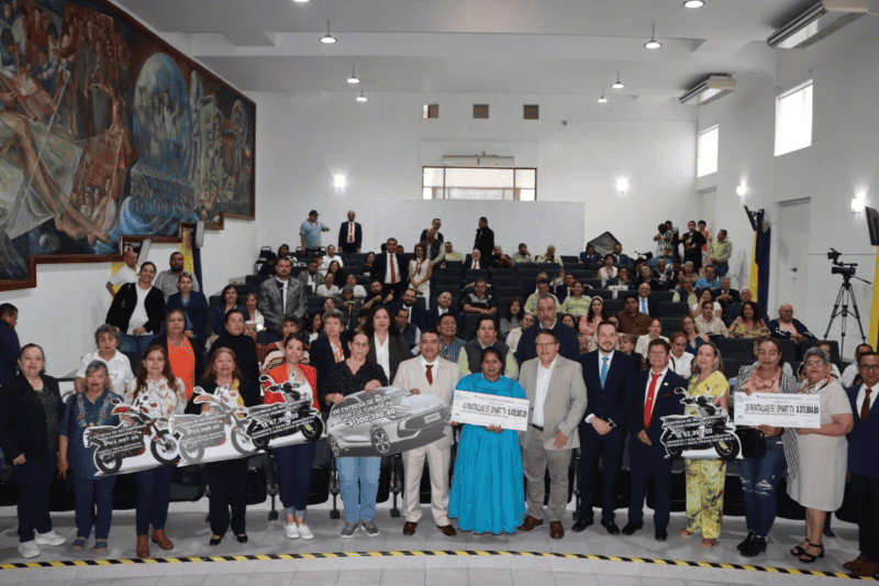 Entrega simbólica a socios representando a cada una de sus regiones. ESPECIAL 