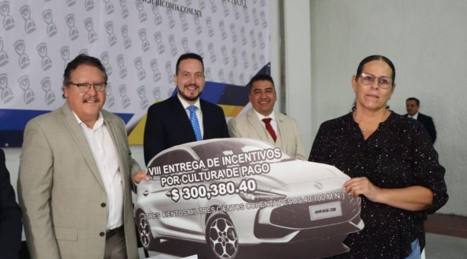 Personalidades del sector educativo formaron parte del presídium y hacen entrega simbólica a socia beneficiada. ESPECIAL