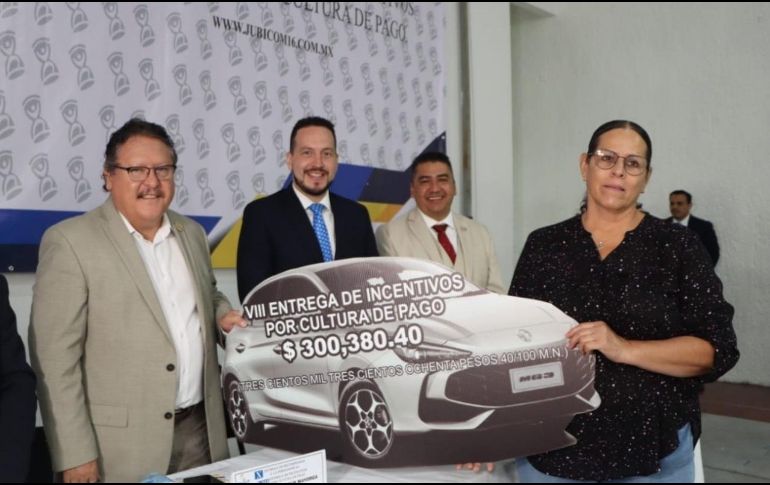 Personalidades del sector educativo formaron parte del presídium y hacen entrega simbólica a socia beneficiada. ESPECIAL