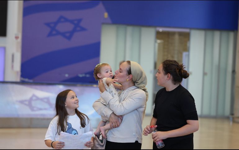 Una familia se reúne en el aeropuerto Ben-Gurión en Tel Aviv, Israel, después de varios días cerrados a causa del conflicto bélico. EFE/A. Sultan
