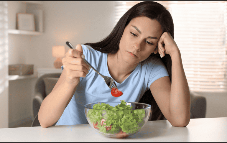 Comer bajo estrés no solo cambia tus hábitos, sino también la forma en que tu cuerpo responde a los alimentos. CANVA