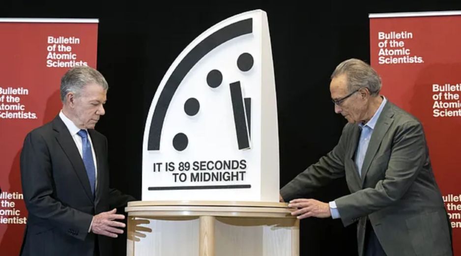 Juan Manuel Santos, premio Nobel y presidente de los Elders, y Robert Socolow, miembro del Consejo de Ciencia y Seguridad de los Científicos Atómicos, descubren el reloj en Washington. AP/ARCHIVO