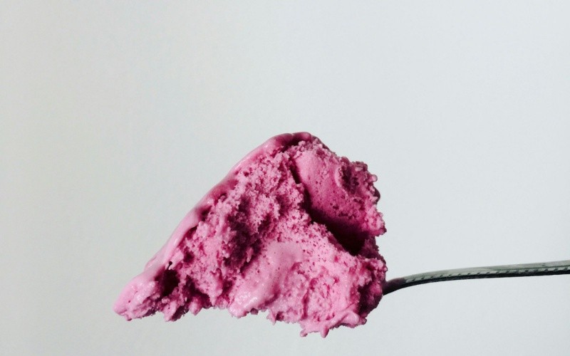 Helado de fresa bajo en calorías y grasa UNSPLASH