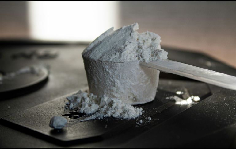 La proteína en polvo viene en variedad de sabores y le da un toque de fuerza a los postres proteicos. UNSPLASH