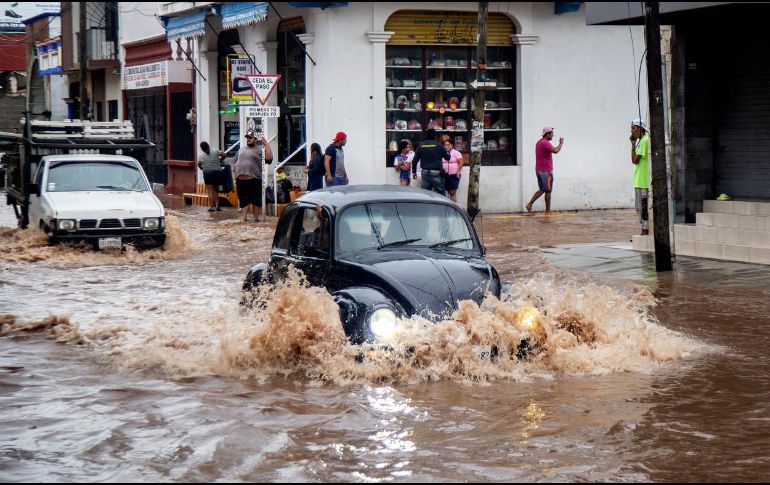 De acuerdo con autoridades federales, el huracán Erick provocó afectaciones en más de 26 mil viviendas y casi 300 escuelas de los estados de Oaxaca y Guerrero. EFE/L. Villalobos