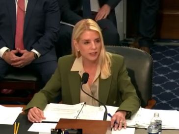 Frente a estas críticas, Bondi defendió las acciones del gobierno federal: “Nuestras fronteras están cerradas. Hemos arrestado a miembros del Cártel de Sinaloa, de la MS-13 de El Salvador, del Tren de Aragua; hemos confiscado 14 mil 600 armas desde que Donald Trump es presidente; eso es un incremento de 33% respecto de la anterior administración”. AFP/ARCHIVO