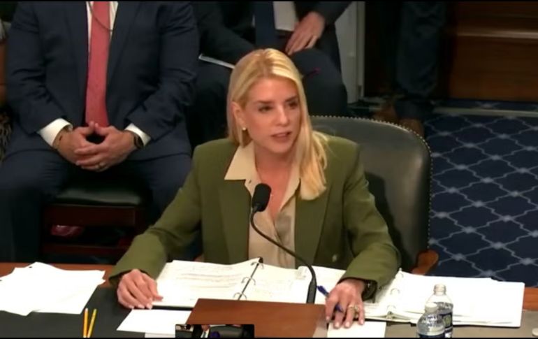 Frente a estas críticas, Bondi defendió las acciones del gobierno federal: “Nuestras fronteras están cerradas. Hemos arrestado a miembros del Cártel de Sinaloa, de la MS-13 de El Salvador, del Tren de Aragua; hemos confiscado 14 mil 600 armas desde que Donald Trump es presidente; eso es un incremento de 33% respecto de la anterior administración”. AFP/ARCHIVO