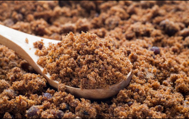 Tanto el azúcar blanca como la rubia deben ser consumidas con moderación. Aunque esta última contiene mínimas cantidades de minerales como calcio, potasio y magnesio, su aporte a la dieta es limitado.  CANVA