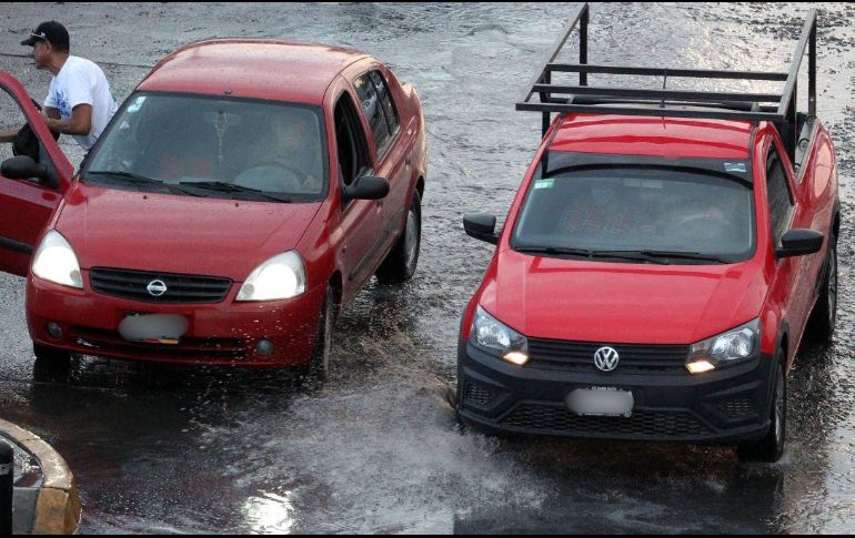 Es importante que sepas, que antes de decidir si cruzar o no por un tramo inundado la mejor alternativa siempre será no cruzarla. EL INFORMADOR / ARCHIVO