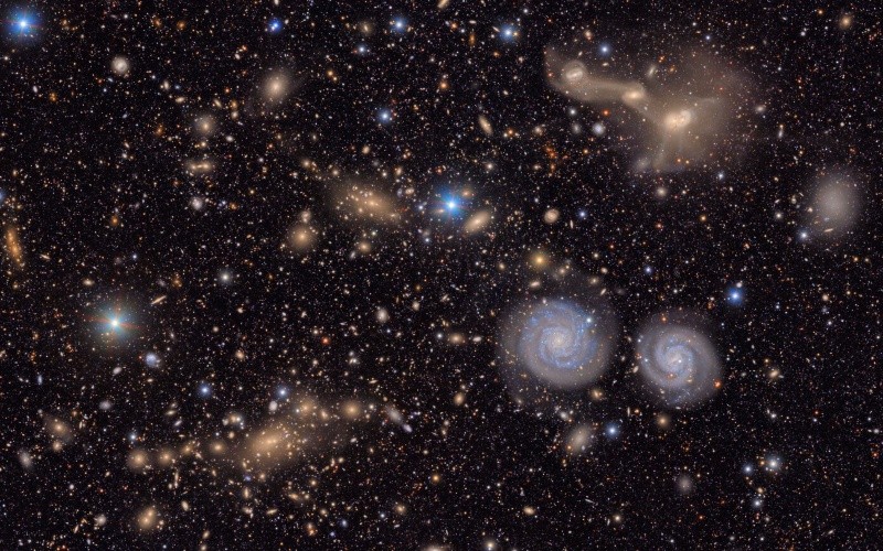 Cúmulo de Virgo, un conjunto de galaxias entre las que destacan dos brillantes espirales de color azul. ESPECIAL / NSF-DOE Vera C. Rubin Observatory. 