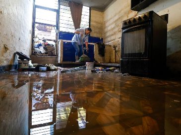 Los muebles de tipo aglomerado, muy típicos en las cocinas, no son sencillos de reparar, pero tampoco imposibles. “El aglomerado, y también el DM, absorben mucha agua, se hinchan y se deforman”, explica la experta. EL INFORMADOR / ARCHIVO