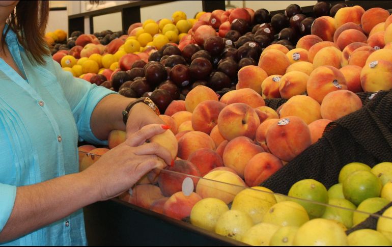 El durazno y la nectarina tienen descuento en Walmart. EFE/Archivo