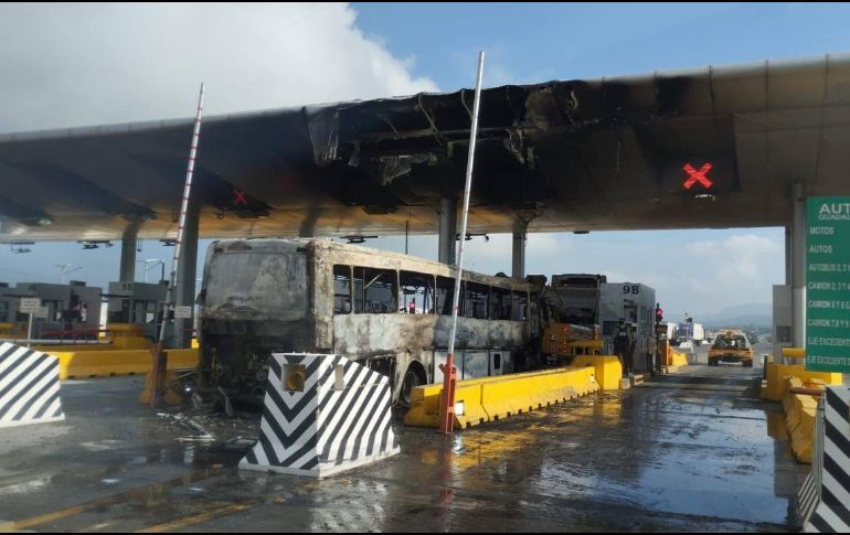 El camión de transporte de personal quedó completamente calcinado. ESPECIAL