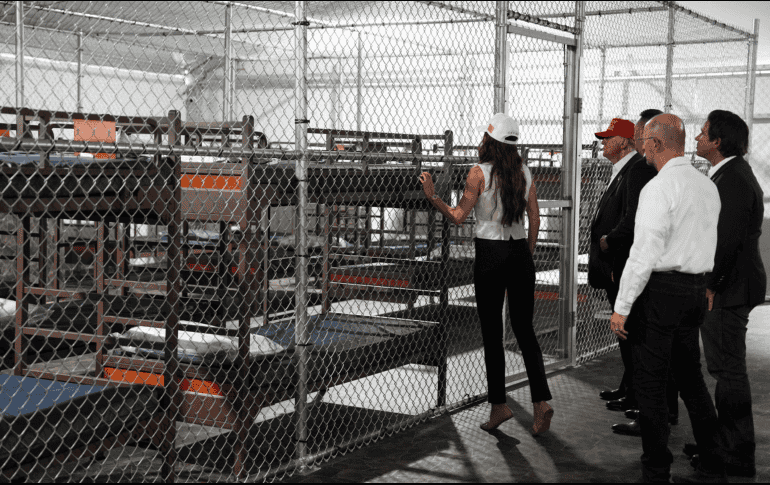 El centro fue levantado en solo ocho días y se extiende a lo largo de más de 16 kilómetros en los Everglades. AP