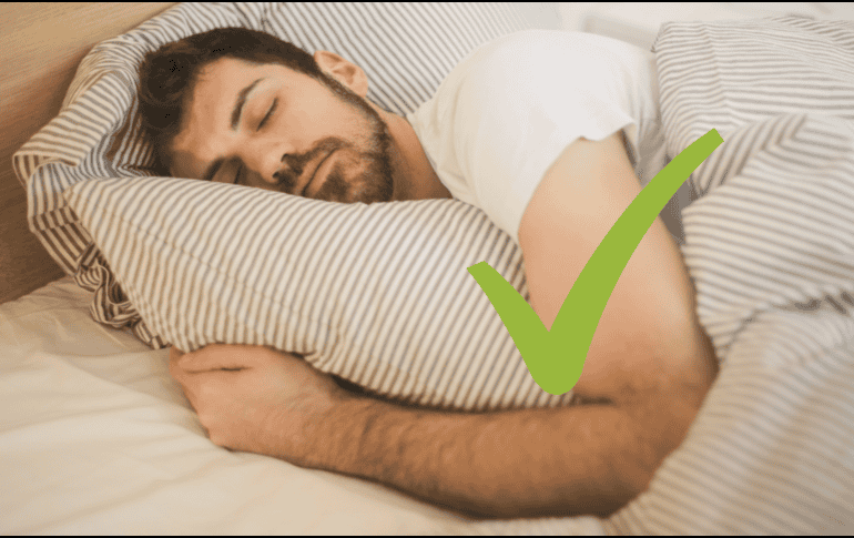 Dormir de lado, preferentemente del lado izquierdo, es la postura más recomendable para la mayoría de las personas. CANVA