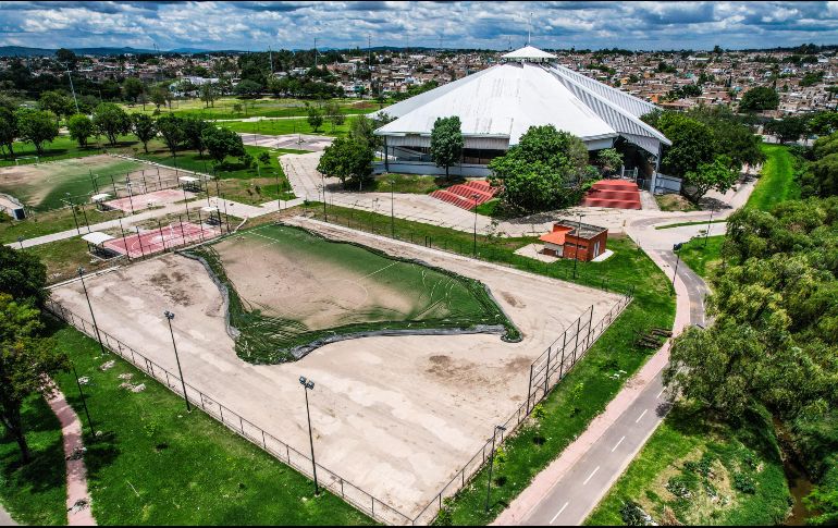 Cuando se inauguró el parque en agosto pasado, las autoridades destacaron que se invirtió en la “rehabilitación de humedales y en el arroyo de Osorio”, pero  el cauce se desbordó en la última tormenta y destruyó canchas y áreas recreativas. EL INFORMADOR/A. Navarro