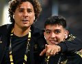 Memo Ochoa y Gilberto Mora, el más veterano y el más joven de la Selección mexicana que disputa la Copa Oro 2025. IMAGO7/E. Espinosa