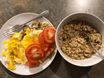 Tanto la avena como el huevo son alimentos nutritivos y recomendables para el desayuno. No hay una respuesta única que aplique a todos. CANVA