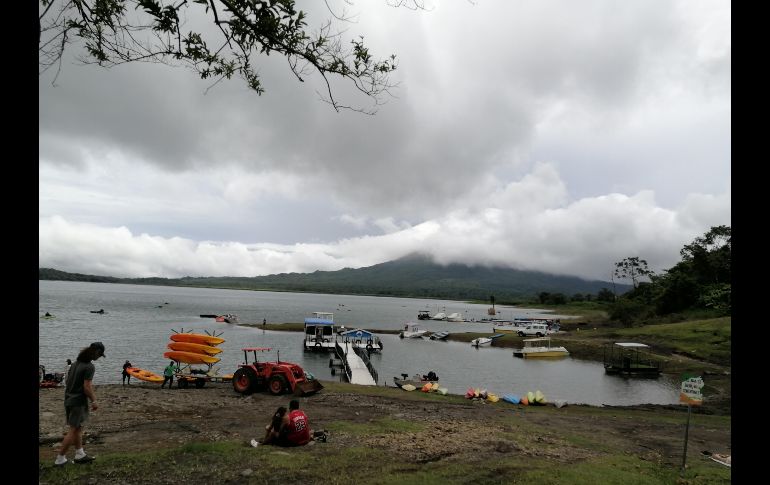 Tour en kayaks por el Lago Arenal. ESPECIAL/XOCHITL MARTÍNEZ.