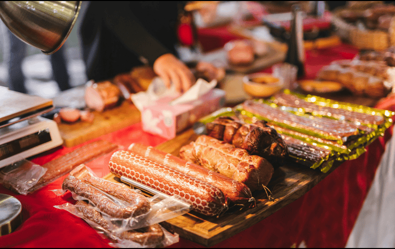 Los productos cárnicos procesados suelen tener un alto contenido de sodio y grasas saturadas, factores que favorecen la retención de líquidos. Unsplash