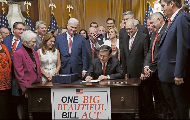 El presidente de la Cámara de Representantes de EU, Mike Johnson, firma la “Gran y Hermosa Ley” tras la aprobación de la legislación por parte de la Cámara en el Capitolio de EU, en Washington, D. C. AFP