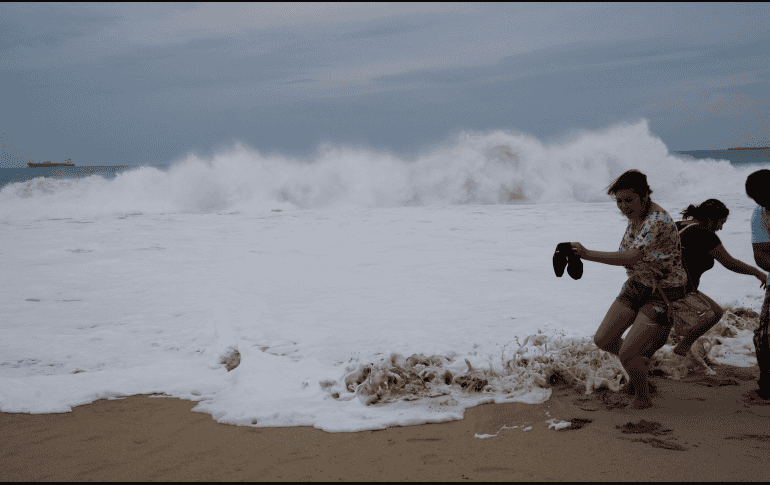 El SMN reiteró que todo está siendo despertado por la onda tropical número 8 —que en su avance hacia el oeste sobre el sur del litoral del Pacífico, podría ser absorbida por una zona de baja presión con probabilidad para desarrollo ciclónico localizada frente a costas del Pacífico central. EFE / ARCHIVO