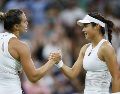 Aryna Sabalenka aplaudió el nivel que mostró Emma Raducanu (der.) durante su encuentro de tercera ronda celebrado ayer. EFE/T. Akmen