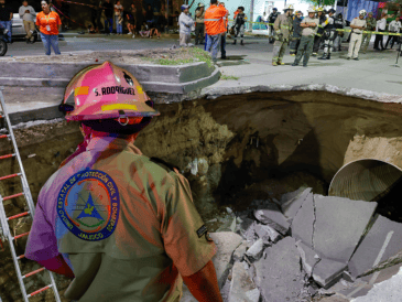 El socavón ocurrió la tarde de este viernes sobre la avenida Malecón casi a su cruce con Sidón. EL INFORMADOR / H. Figueroa