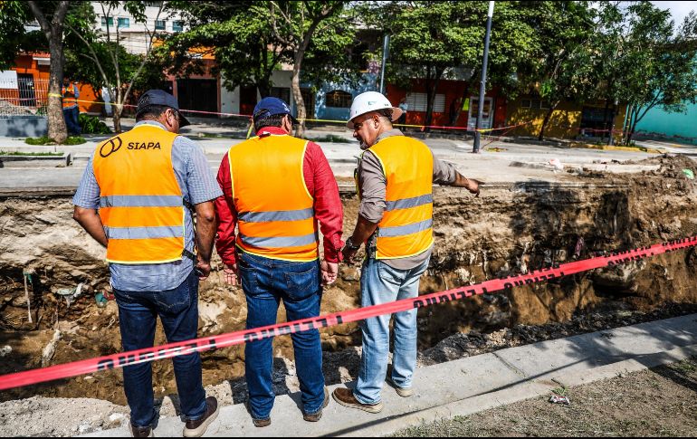 Tres personas cayeron al socavón y resultaron lesionadas, además de afectaciones en tres vehículos. EL INFORMADOR/A.NAVARRO