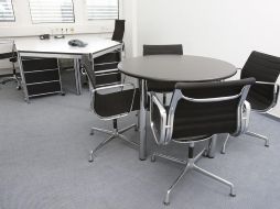 La Ley Silla prohíbe que los empleadores obliguen a sus colaboradores a cumplir su turno completamente de pie. Canva