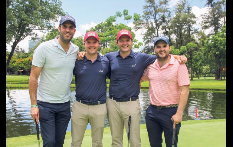 Leonardo Montero, Lázaro y Sebastián Gutiérrez con Jaime del Conde, participantes del 9° Torneo de golf “Mi Gran Esperanza”. GENTE BIEN JALISCO / E. Escamilla