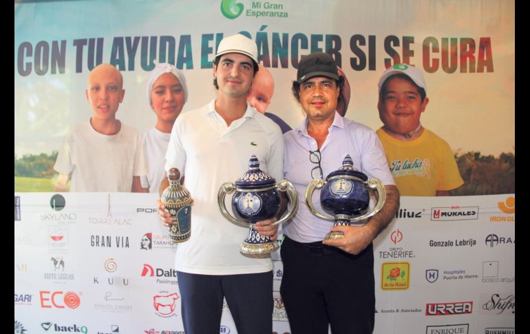 Luis Limón Jr. y Luis Limón, ganadores del primer lugar en el 9° Torneo de golf “Mi Gran Esperanza”. GENTE BIEN JALISCO / E. Escamilla