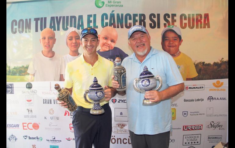 Juan Manuel Aramburo y Yoshi Morita, ganadores del segundo lugar en el 9° Torneo de golf “Mi Gran Esperanza”. GENTE BIEN JALISCO / E. Escamilla
