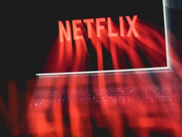 "Merlina Addams" vuelve a la "Academia Nunca Más" después de entrenar sus habilidades psíquicas con el libro de hechizos de "Goody Addams", pero sus visiones comienzan a fallar y ahora llora lágrimas negras. UNSPLASH.