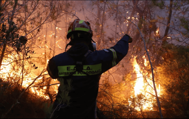 Este es el tercer gran incendio forestal que se declara a las afueras de Atenas en una semana. EFE