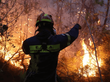 Este es el tercer gran incendio forestal que se declara a las afueras de Atenas en una semana. EFE