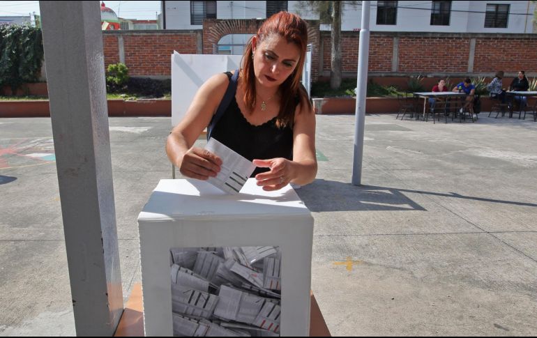 Una ciudadana ejerce su voto en una jornada electoral; nuevas reglas de paridad buscan garantizar que más mujeres accedan a cargos de elección popular en Jalisco. EL INFORMADOR/Archivo