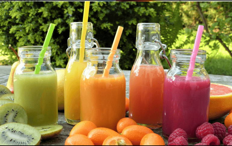 El jugo fresco tiene un periodo muy corto en el que conserva sus beneficios reales. Más allá de una hora, especialmente si no se refrigera, comienza a transformarse en una bebida rica en azúcar, con poco o ningún valor nutricional.  CANVA