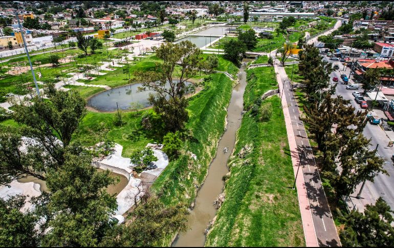 En el lugar se realizan labores de desazolve, así como el retiro de basura, maleza, para evitar taponamientos en el arroyo de Osorio durante esta temporada de lluvias. EL INFORMADOR/ A. NAVARRO