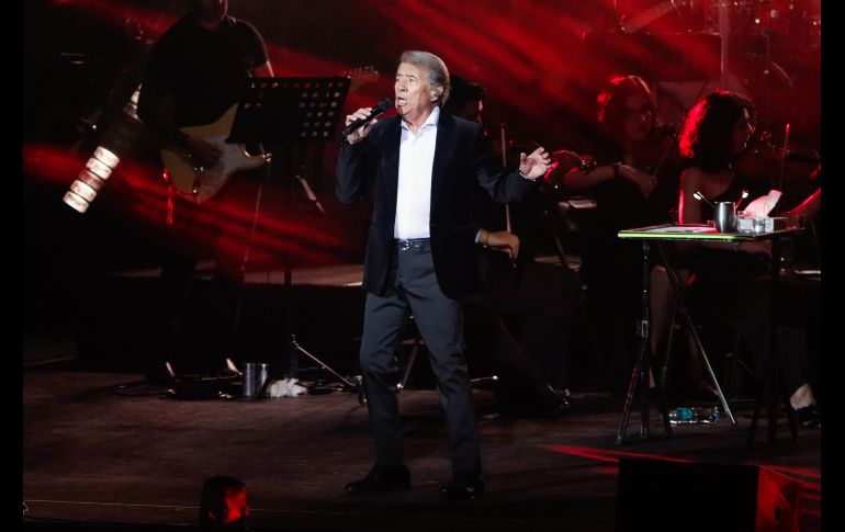 Iniciando la noche con una reverencia al público, el Poeta de la canción  arrancó el concierto con 