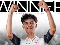 Aunque quedarse con la punta le costó al inicio, Isaac del Toro apretó la marcha hacia el final de la competencia y atravesó la línea de meta, fiel a su etilo, de manera espectacular. X / @TeamEmiratesUAE